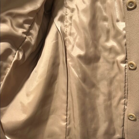 Tan Lambs wool Coat with Wide Lapels and Mid-Thigh Length - Picture 6 of 7